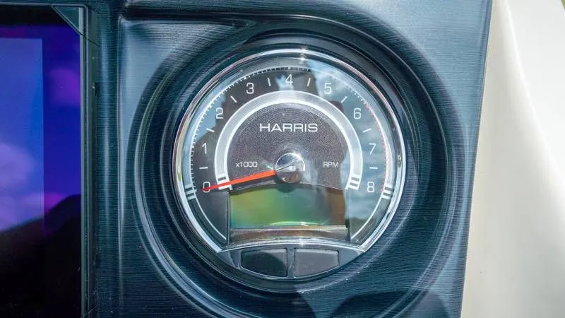 Slide: The Image of Harris Grand Mariner 250 SLDH 2025 - 43