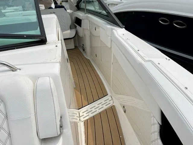 Slide: The Image of Sea Ray SLX 400 2022 - 23