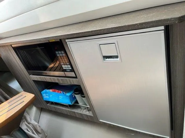 Slide: The Image of Sea Ray SLX 400 2022 - 28