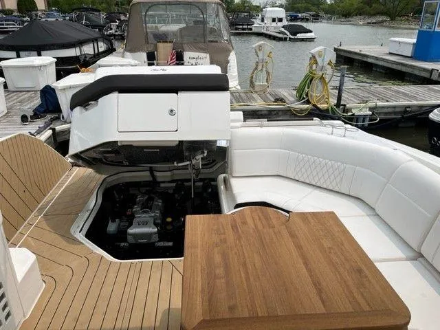 Slide: The Image of Sea Ray SLX 400 2022 - 35