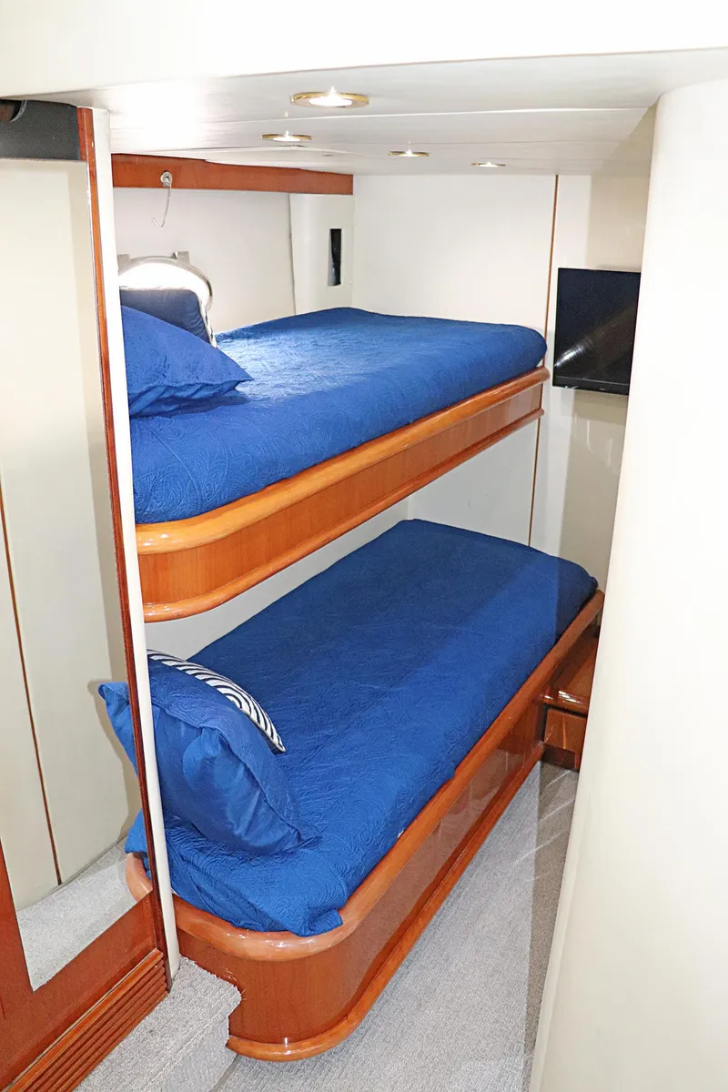 Slide: The Image of Control panel on a 2000 Sunseeker Predator 74 yacht, displaying full charge status. - 68