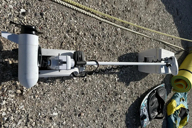 Slide: The Image of Trolling motor on gravel near Yamaha 210 FSH Sport boat accessories, 2021 model. - 39