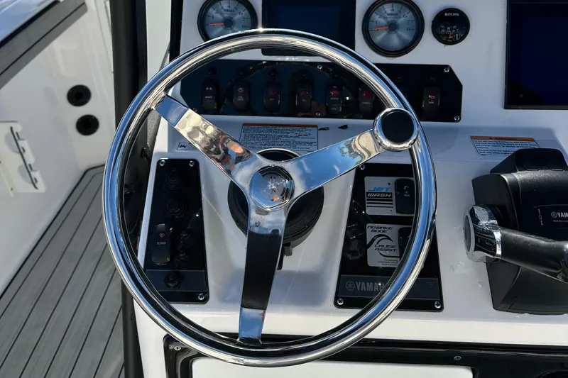 Slide: The Image of Steering wheel and controls of 2021 Yamaha Boats 210 FSH Sport. - 48