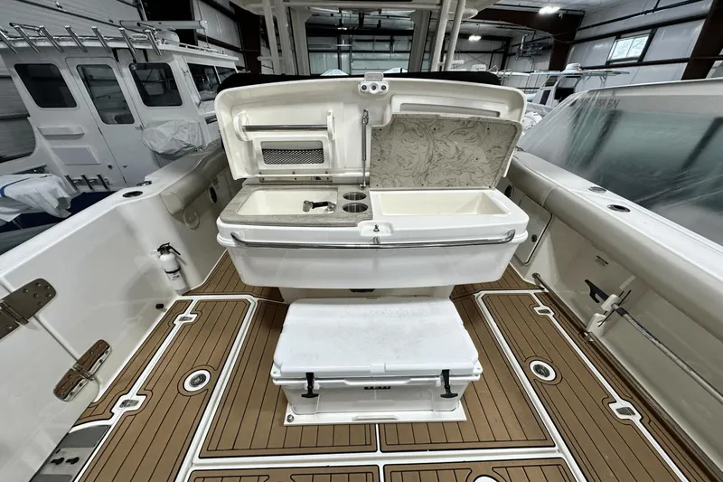 Slide: The Image of Boston Whaler 330 Outrage 2017 - 17