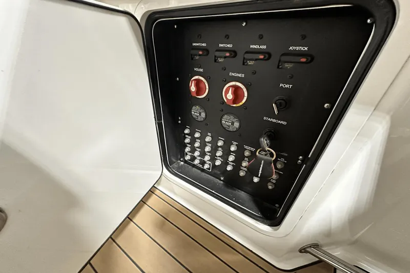 Slide: The Image of Boston Whaler 330 Outrage 2017 - 19