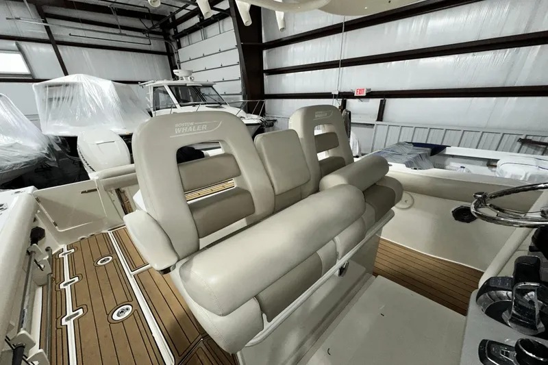 Slide: The Image of Boston Whaler 330 Outrage 2017 - 7