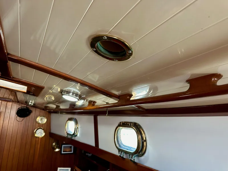 Slide: The Image of Shannon 43 Classic Cutter 1985 - 116