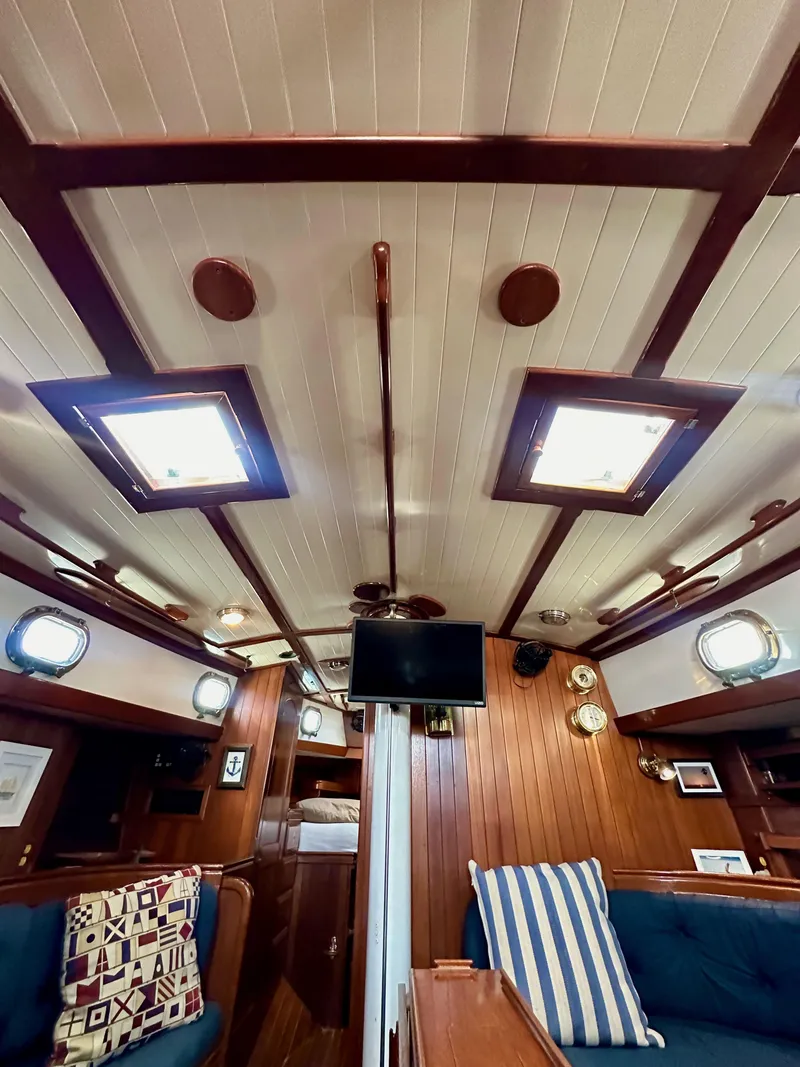 Slide: The Image of Shannon 43 Classic Cutter 1985 - 117