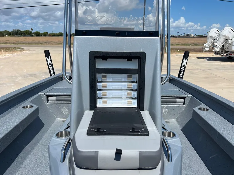 Slide: The Image of Xpress H20B Bay 2025 - 17