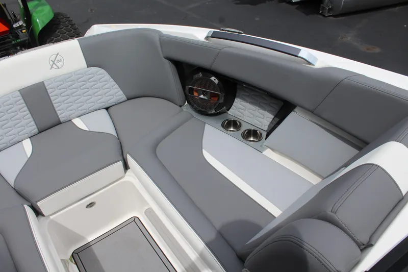 Slide: The Image of MasterCraft X24 2022 - 20