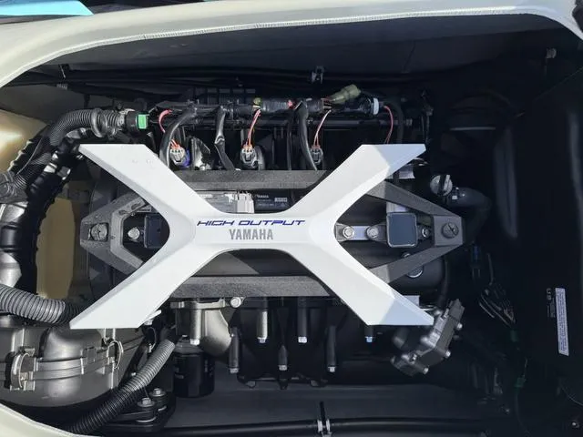 Slide: The Image of Yamaha FX Cruiser HO 2025 - 17