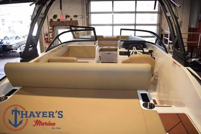 Slide: The Image of Bayliner D20 2025 - 11