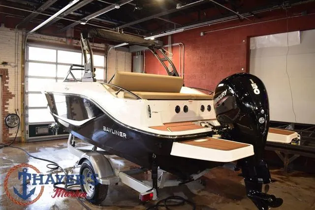 Slide: The Image of Bayliner D20 2025 - 4