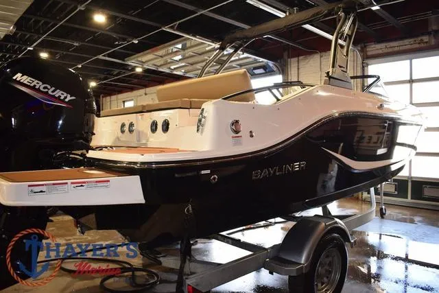Slide: The Image of Bayliner D20 2025 - 5