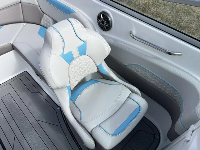 Slide: The Image of Hurricane SunDeck 2400 OB 2025 - 10