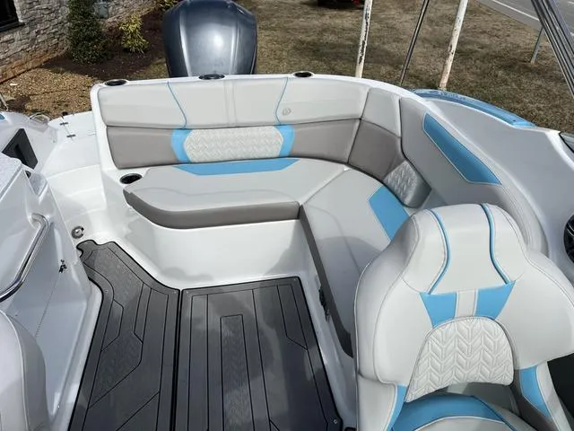 Slide: The Image of Hurricane SunDeck 2400 OB 2025 - 11