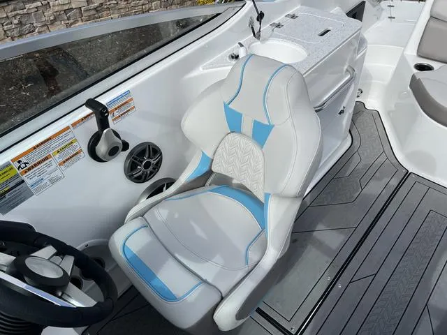 Slide: The Image of Hurricane SunDeck 2400 OB 2025 - 12