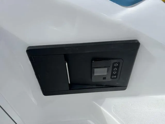 Slide: The Image of Hurricane SunDeck 2400 OB 2025 - 14