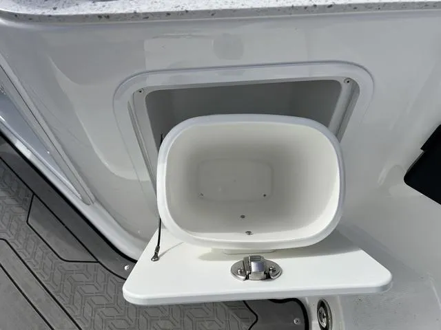 Slide: The Image of Hurricane SunDeck 2400 OB 2025 - 15