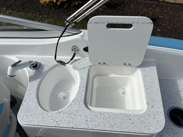 Slide: The Image of Hurricane SunDeck 2400 OB 2025 - 16