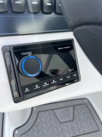 Slide: The Image of Hurricane SunDeck 2400 OB 2025 - 17