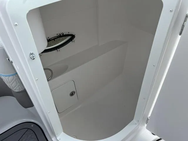 Slide: The Image of Hurricane SunDeck 2400 OB 2025 - 5