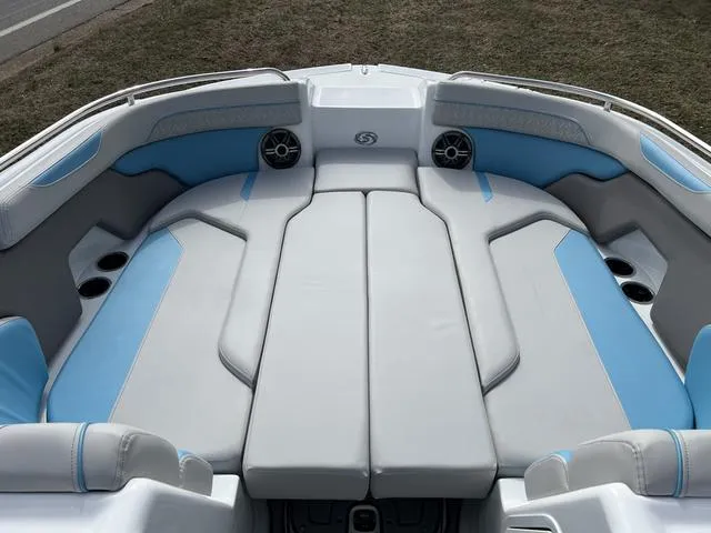 Slide: The Image of Hurricane SunDeck 2400 OB 2025 - 6