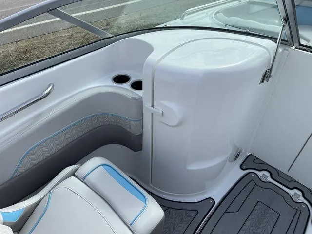 Slide: The Image of Hurricane SunDeck 2400 OB 2025 - 9