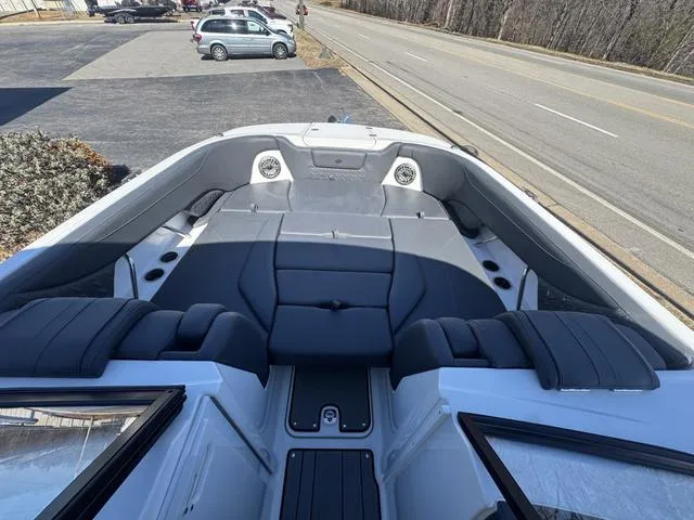 Slide: The Image of Hurricane Sundeck SD 2600 OB 2025 - 13