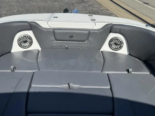 Slide: The Image of Hurricane Sundeck SD 2600 OB 2025 - 14