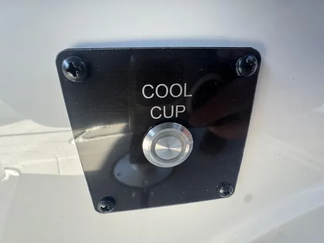 Slide: The Image of Hurricane Sundeck SD 2600 OB 2025 - 15