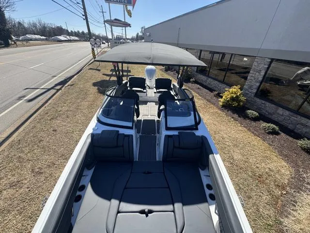 Slide: The Image of Hurricane Sundeck SD 2600 OB 2025 - 16