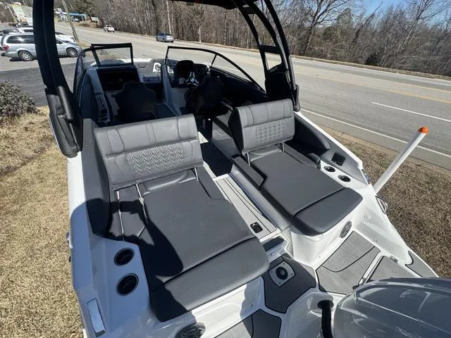 Slide: The Image of Hurricane Sundeck SD 2600 OB 2025 - 4