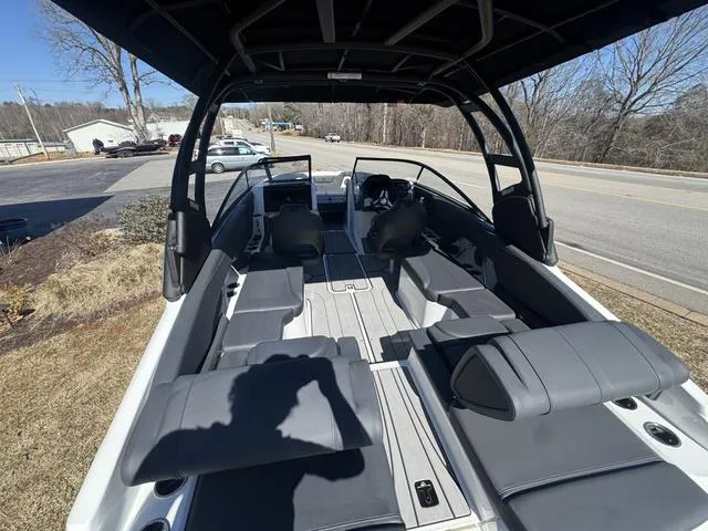 Slide: The Image of Hurricane Sundeck SD 2600 OB 2025 - 6