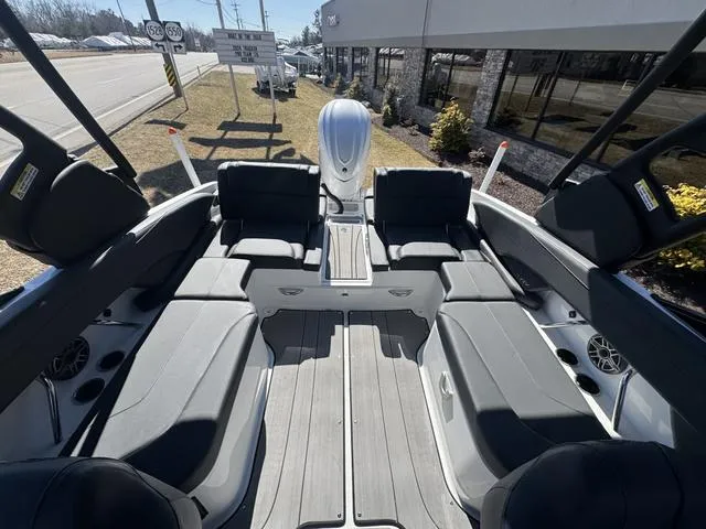 Slide: The Image of Hurricane Sundeck SD 2600 OB 2025 - 7