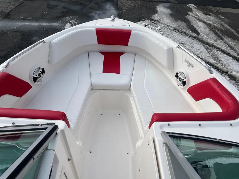 Slide: The Image of 2016 Chaparral 21 H2O boat interior with red and white seating. - 10