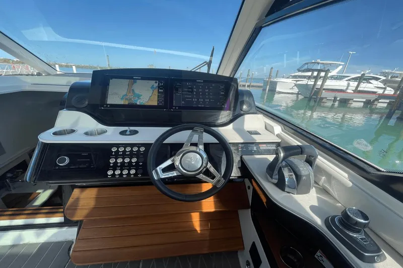 Slide: The Image of Sea Ray Sundancer 370 OB 2022 - 10