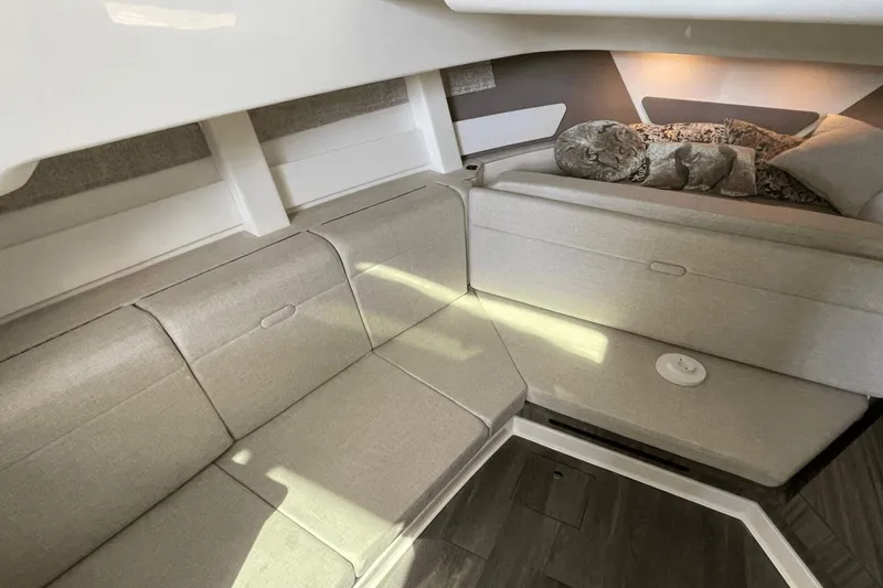 Slide: The Image of Sea Ray Sundancer 370 OB 2022 - 13
