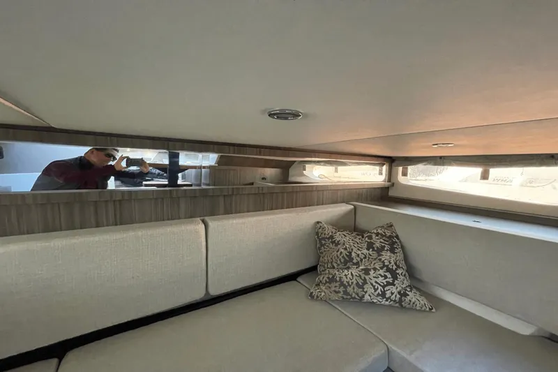 Slide: The Image of Sea Ray Sundancer 370 OB 2022 - 14