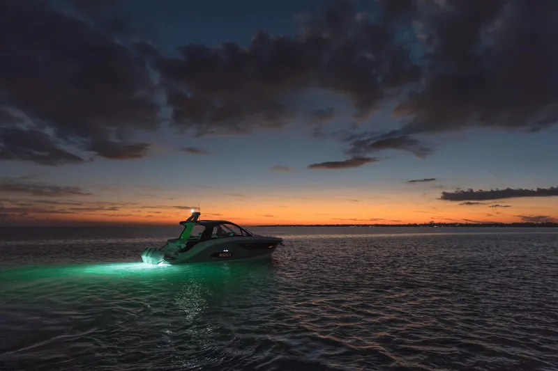 Slide: The Image of Sea Ray Sundancer 370 OB 2022 - 16