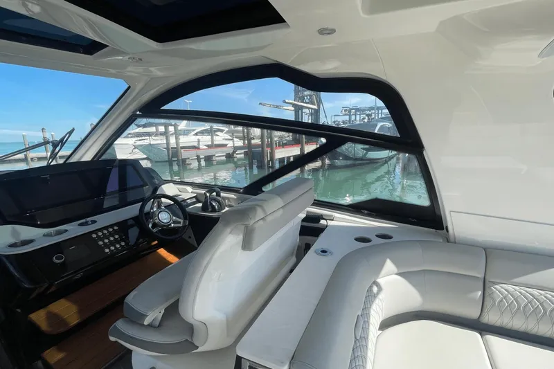 Slide: The Image of Sea Ray Sundancer 370 OB 2022 - 4