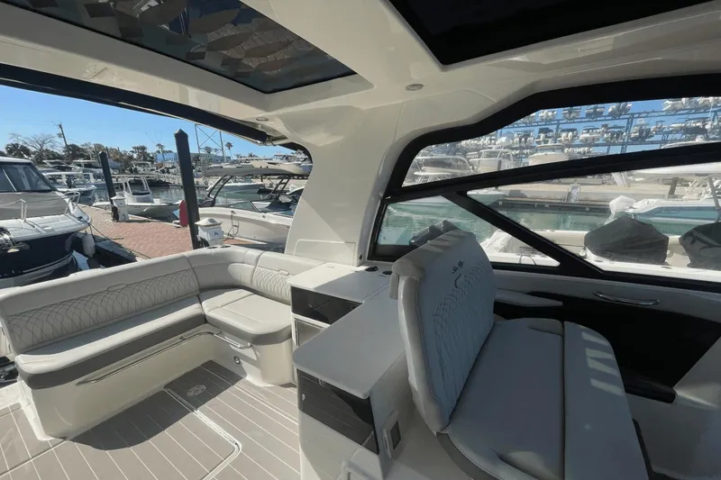 Slide: The Image of Sea Ray Sundancer 370 OB 2022 - 5