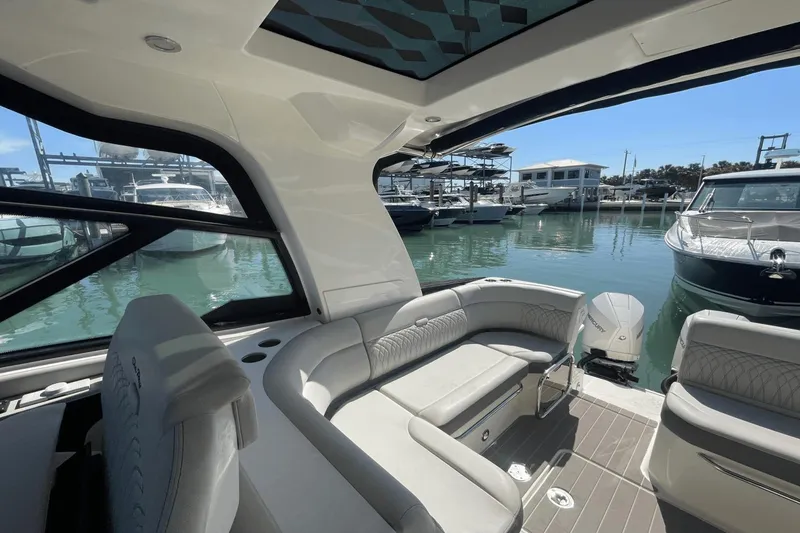 Slide: The Image of Sea Ray Sundancer 370 OB 2022 - 6