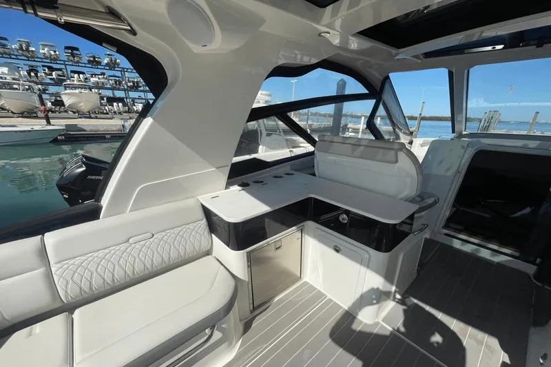 Slide: The Image of Sea Ray Sundancer 370 OB 2022 - 8