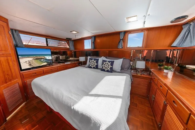 Slide: The Image of Luxurious 1989 Lien Hwa Vitesse Yachtfisher bedroom with wood paneling and modern amenities. - 19