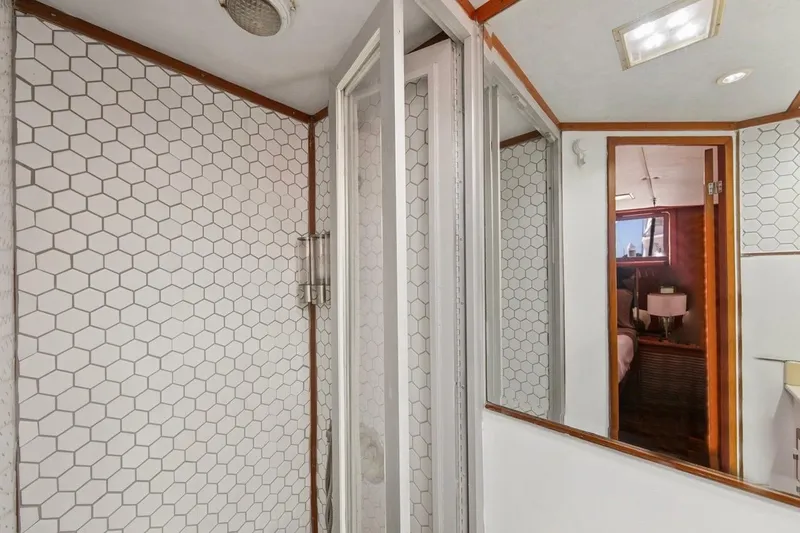 Slide: The Image of 1989 Lien Hwa Vitesse Yachtfisher interior with hexagonal tile design and cozy cabin view. - 23