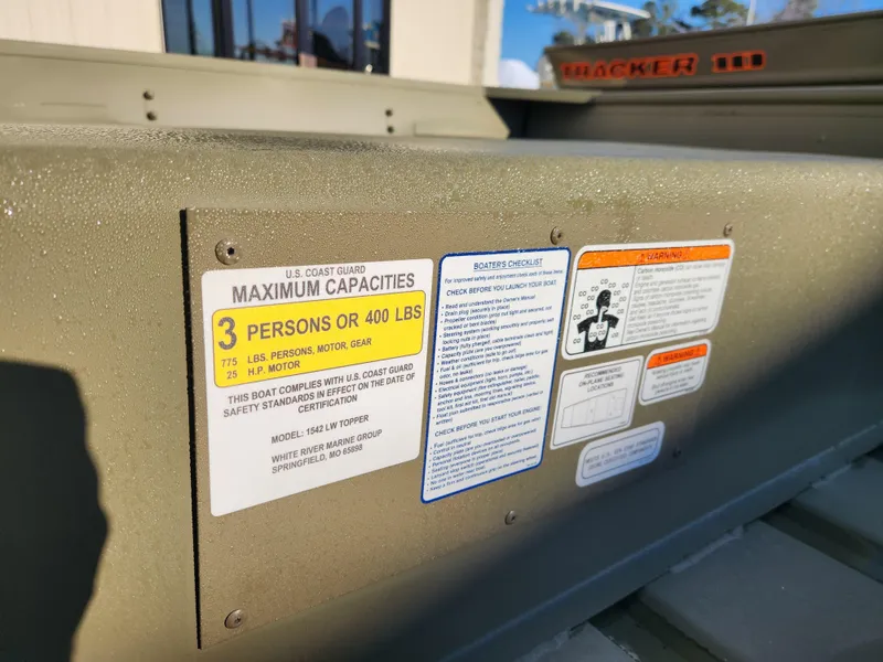 Slide: The Image of 2025 Tracker 1542 LW boat capacity label, showing maximum load of 3 persons or 400 lbs. - 6