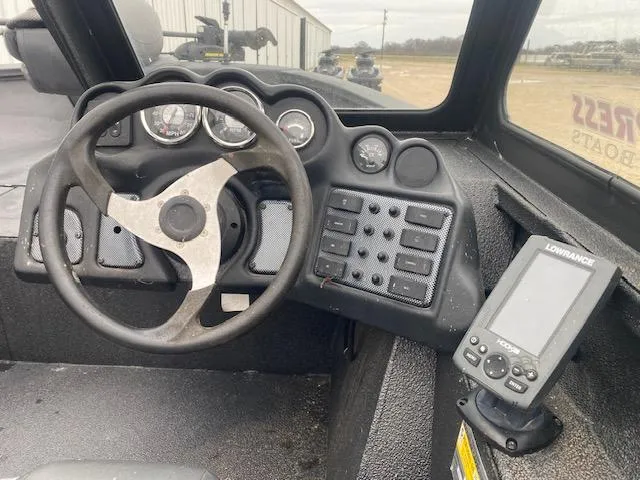 Slide: The Image of 2009 Xpress DVX175 boat dashboard with steering wheel and navigation system. - 5