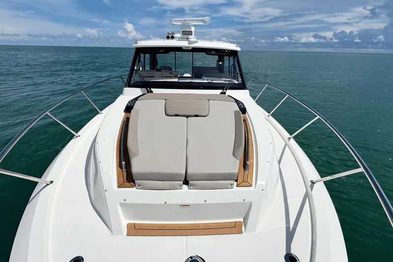 Slide: The Image of Boston Whaler 365 Conquest 2026 - 35