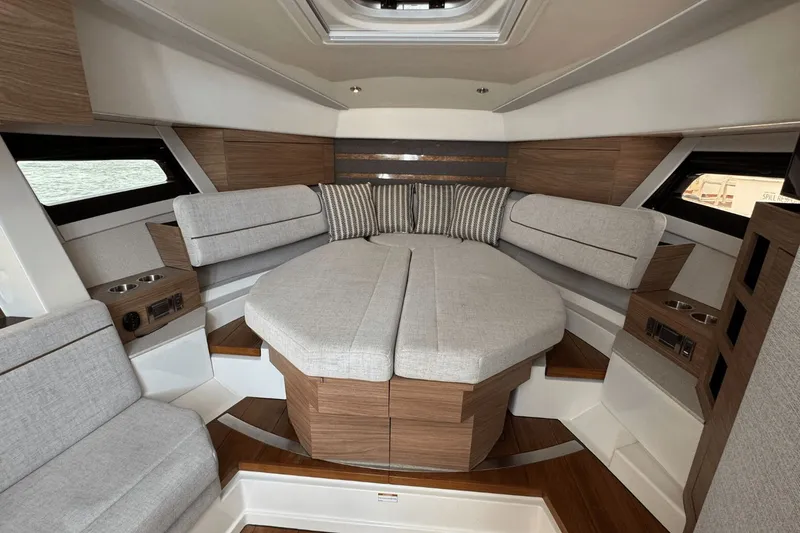 Slide: The Image of Boston Whaler 365 Conquest 2026 - 40